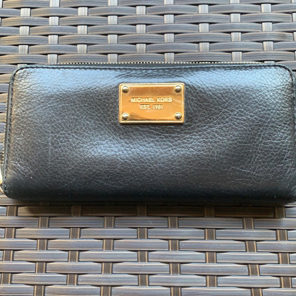 Michael Kors black leather zippered wallet